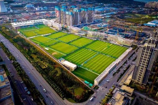 电影节现场爱奇艺奇遇VR也在展示区向用户展示了强大的性能，除了在硬件上配备高通骁龙835八核处理器，4K LCD屏幕以外，在内容上，爱奇艺奇遇VR已经上线涵盖北影节展映8个单元、41部影片，不论是;系列饕餮单元的9部影片，还是 ;致敬单元刚刚去世的大师金庸、本届奥斯卡最佳导演阿方;索卡隆、日本电影巨匠黑泽明的作品，爱奇艺奇遇VR都在热播中